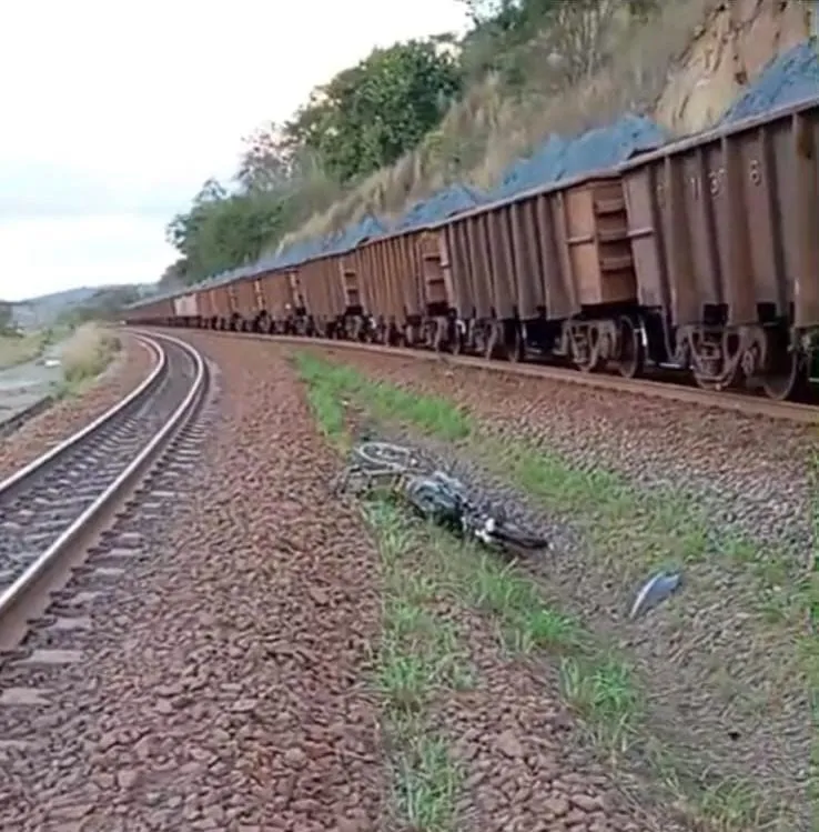Motociclista morre após ser atingido por trem em passagem ferroviária em Colatina
