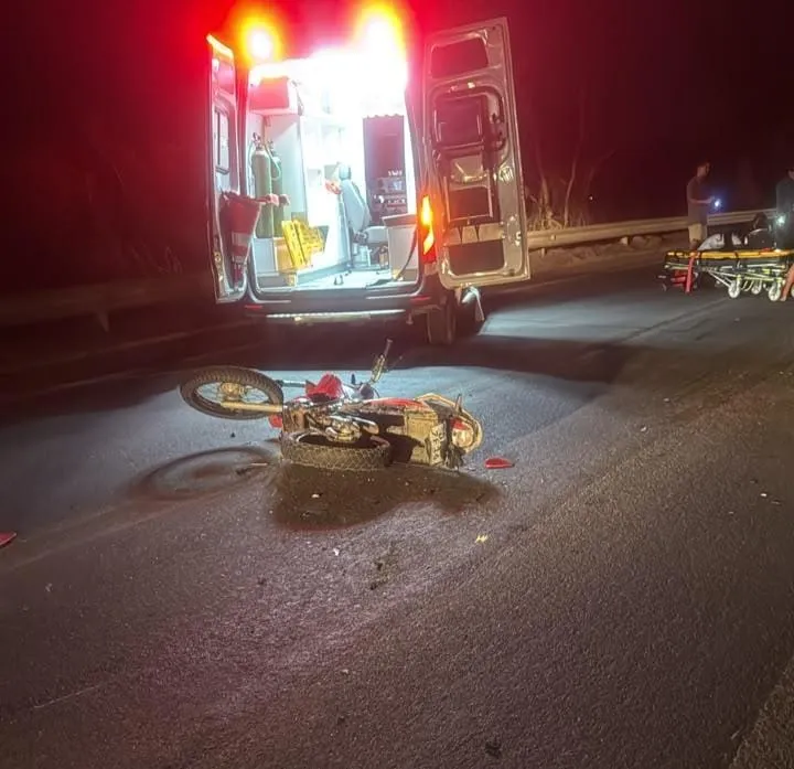 Acidente entre Baixo Guandu e Colatina deixa dois jovens mortos após colisão entre carro e moto