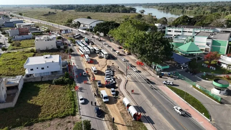 Funcionários de empresa terceirizada da Petrobras protestam por atraso salarial em Linhares