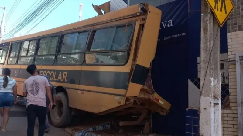 Ônibus escolar perde o controle e invade barbearia em cidade do Noroeste do ES