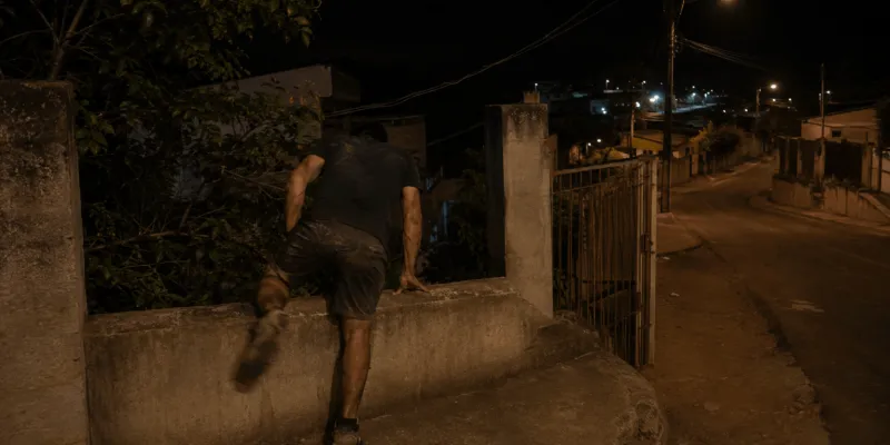 Homem ferido invade quintal de residência ao fugir de supostos agressores em Colatina