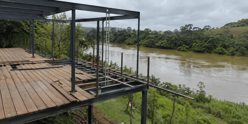 Obra de restaurante é encontrada em área de preservação às margens do Rio Pancas
