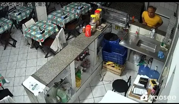 Vídeo mostra ladrão furtando dinheiro do caixa e desespero de comerciante após novo crime em restaurante de Colatina