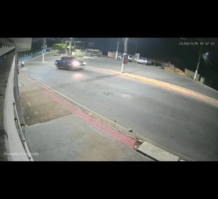 Vídeo mostra momento em que motociclista é arremessada após colisão com caminhonete em cidade do Noroeste do ES