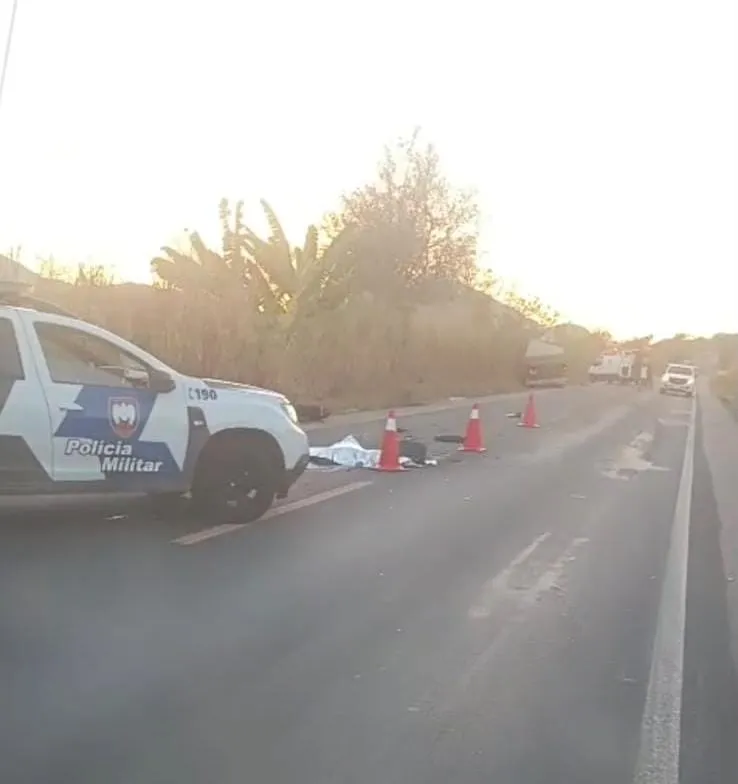 Motociclista morre em acidente entre moto e caminhão na BR-259, entre Baixo Guandu e Colatina