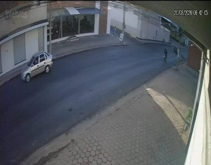 Câmera registra momento em que motocicleta atropela idoso em Colatina