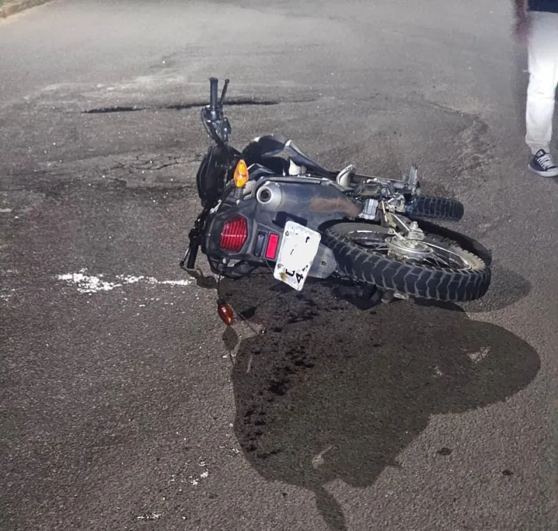 Após tiros, moto é encontrada com rastro de sangue, roupas e capacetes ensanguentados em Colatina