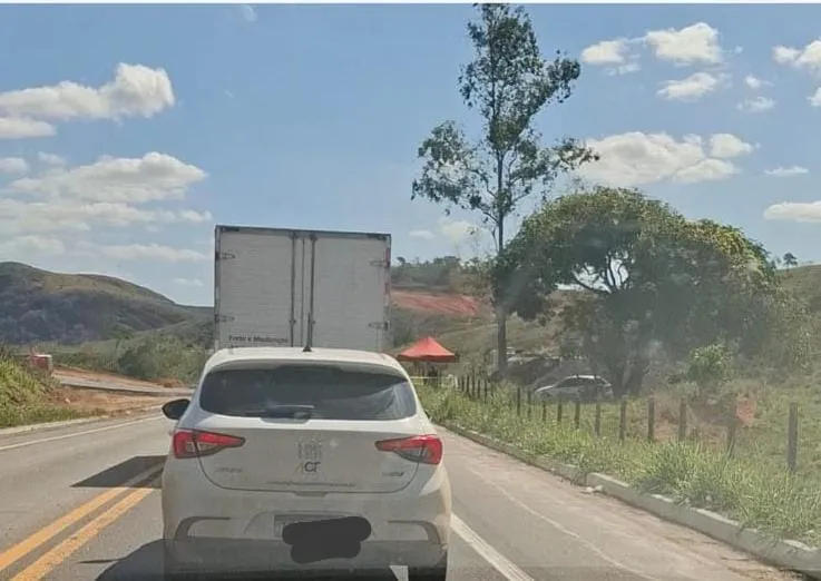 Motoristas enfrentam espera de até 30 minutos para passar por desvio na BR-259