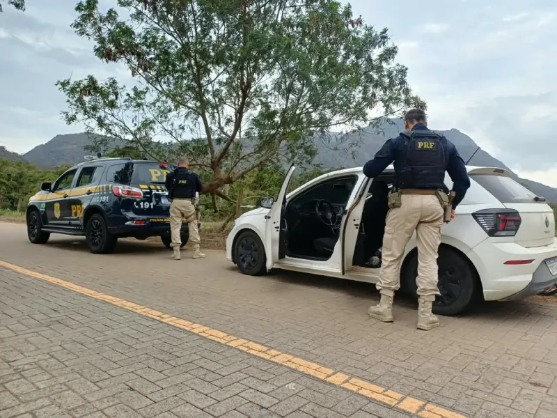 Carro roubado, passageiro procurado e motorista com mandado: o dia de fiscalizações na BR-101 Norte