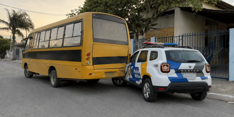Manobra de ônibus escolar termina em colisão com viatura em Novo Brasil