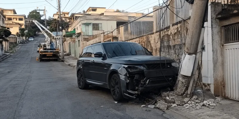 Range Rover atinge estrutura da rede elétrica durante acidente em Colatina
