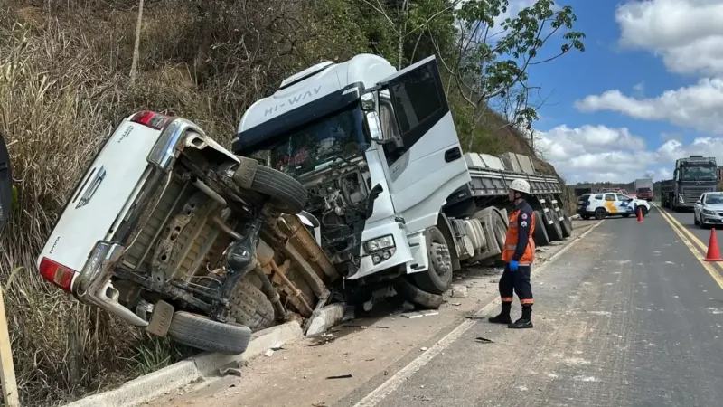 Motorista fica preso às ferragens após caminhonete bater em caminhão na BR-259, em Colatina