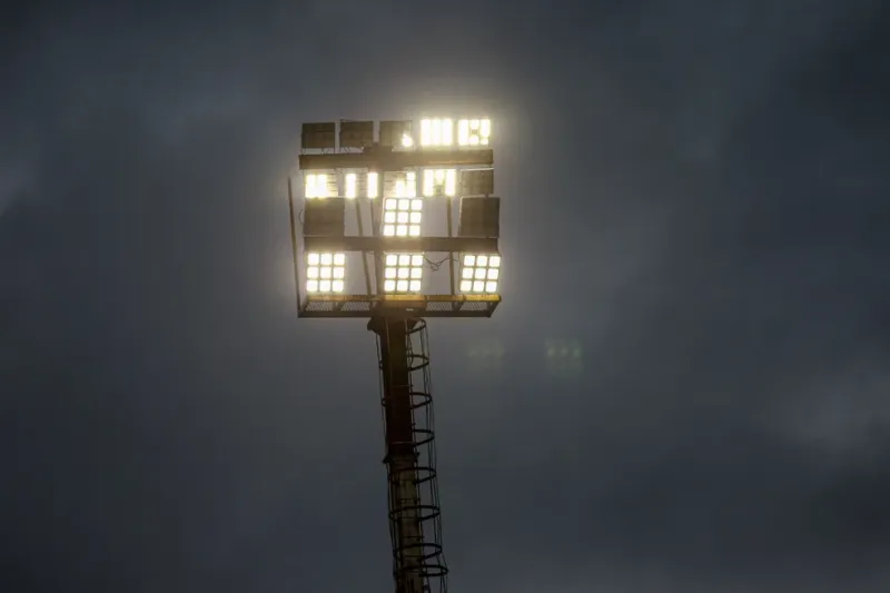 Estádio Municipal de São Domingos do Norte é invadido e fiação dos refletores é furtada
