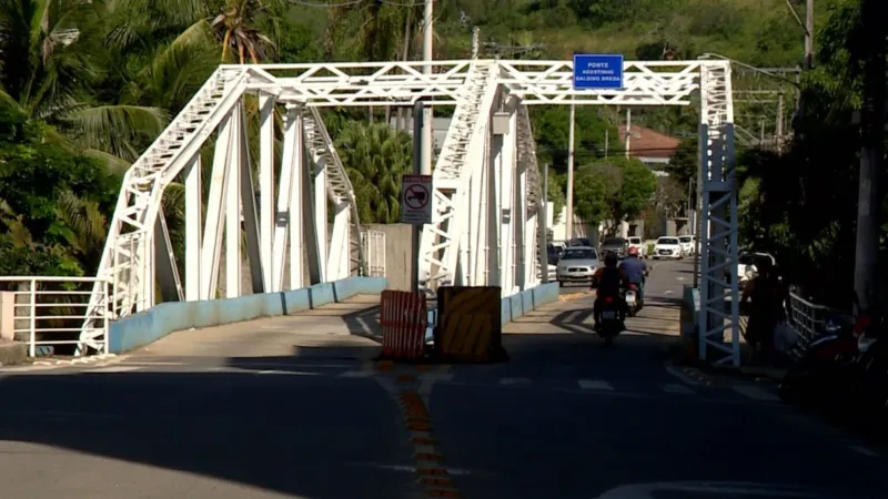 Jovem é salva após mobilização de policiais e moradores na Ponte do Irajá, em Colatina
