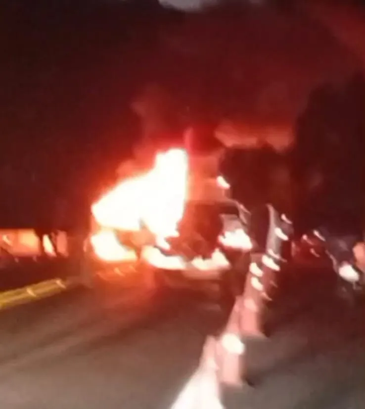 VÍDEO: carro pega fogo na Ponte Fontenelle, em trecho da BR-259 que passa por reparos