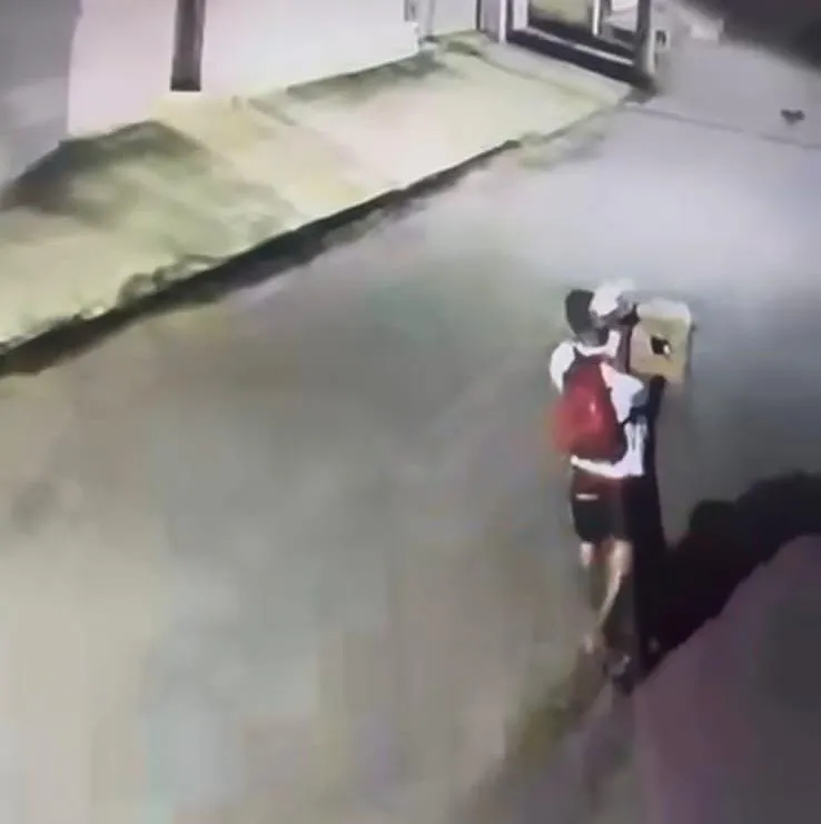 Câmera registra ação de ladrão durante furto a carro no Bairro São Silvano, em Colatina