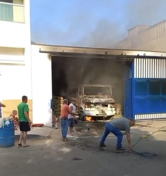 Caminhão pega fogo dentro de depósito de material de construção em Colatina