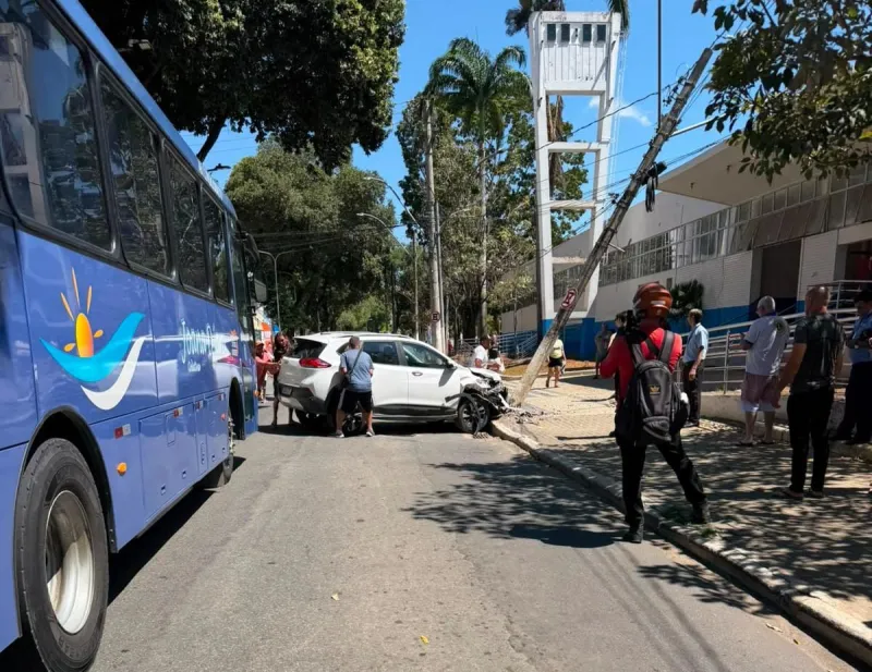 Carro bate em poste em frente ao Terminal de Ônibus de Colatina e ninguém sabe quem estava dirigindo