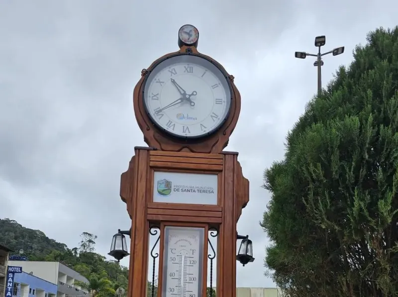 Santa Teresa inaugura relógio-termômetro de R$ 78 mil e cria novo ponto para turistas