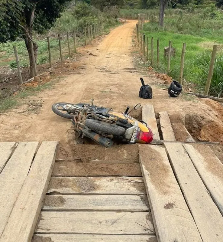 Empresário sofre acidente de moto em ponte que já preocupava moradores no interior de Pancas
