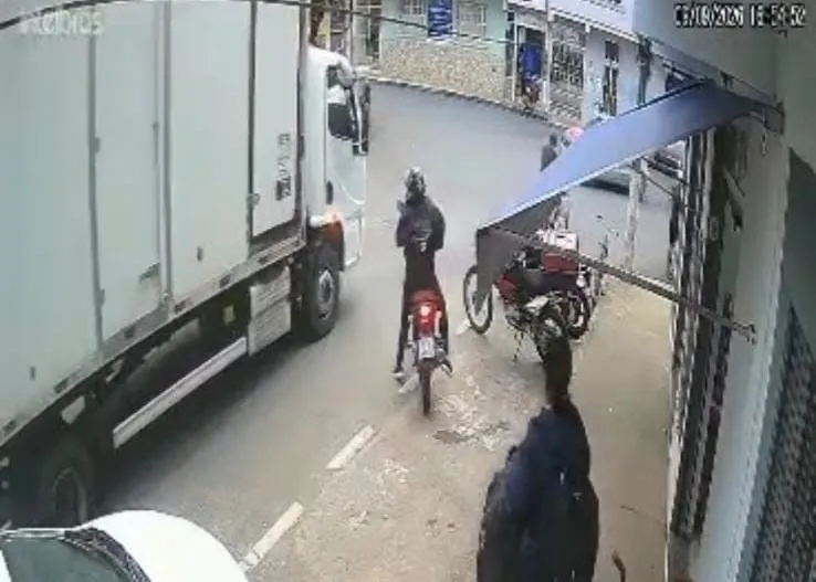Porta aberta de caminhão atinge motociclista que parava para estacionar no Centro de Alegre
