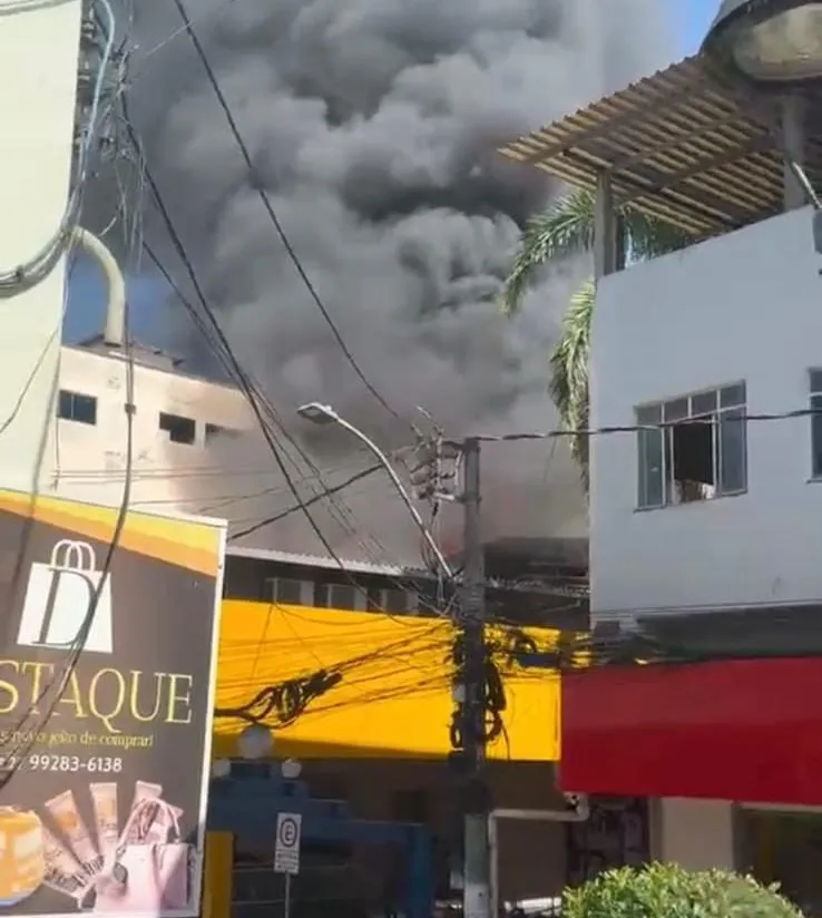Incêndio atinge supermercado com clientes dentro em São Gabriel da Palha