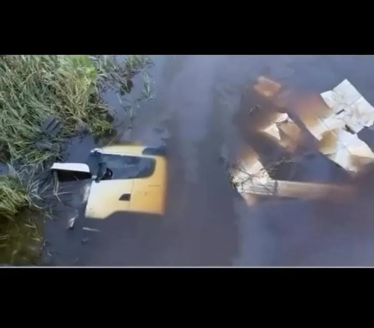 Carreta carregada de celulose tomba de ponte e cai em rio na ES-010, em cidade do Norte do ES