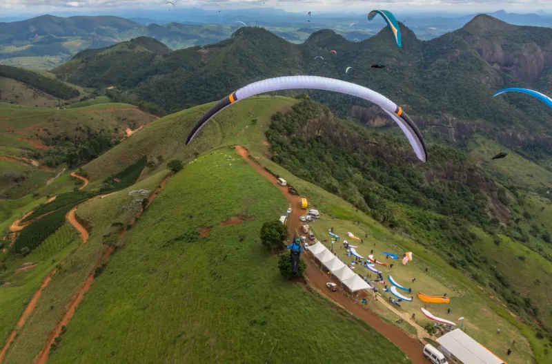 Baixo Guandu recebe 130 pilotos para final do Campeonato Brasileiro de Parapente
