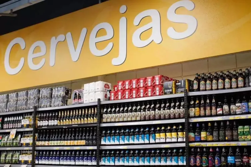 Homem esconde seis garrafas de cerveja na mochila e é detido após furto em supermercado, em Colatina