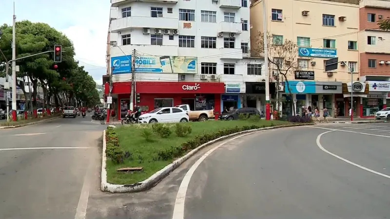 Homem para para ajudar pessoa caída e tem carteira furtada no Centro de Colatina
