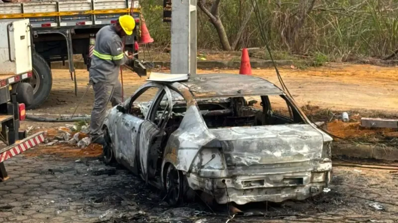 Carro bate em poste, pega fogo e deixa cerca de 700 consumidores sem energia em Colatina