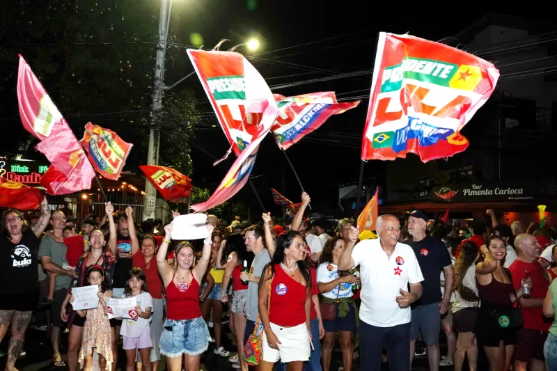 Vitória tem noite de festa nas ruas após reeleição de Lula para presidente do Brasil