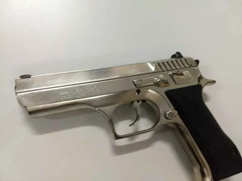 Professora é presa com pistola carregada ao sair de escola em cidade do Noroeste do ES