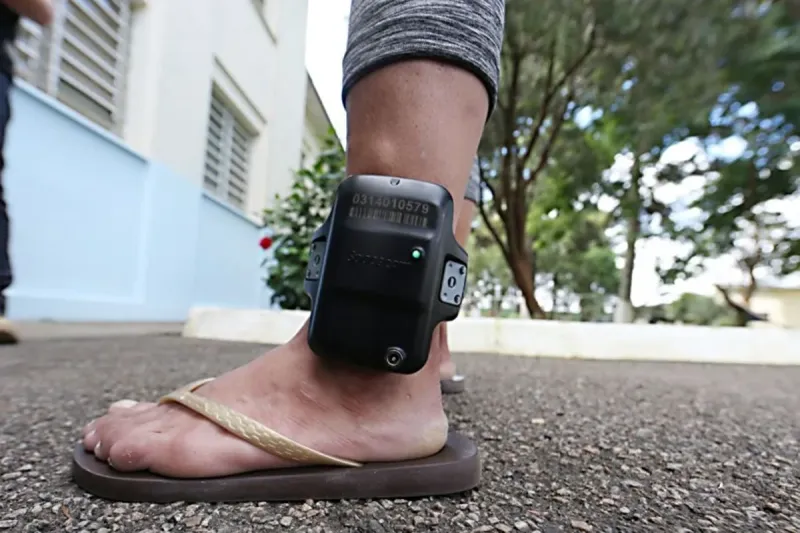 Nem tornozeleira eletrônica escapa: homem dorme em praça de Colatina e acorda sem equipamento