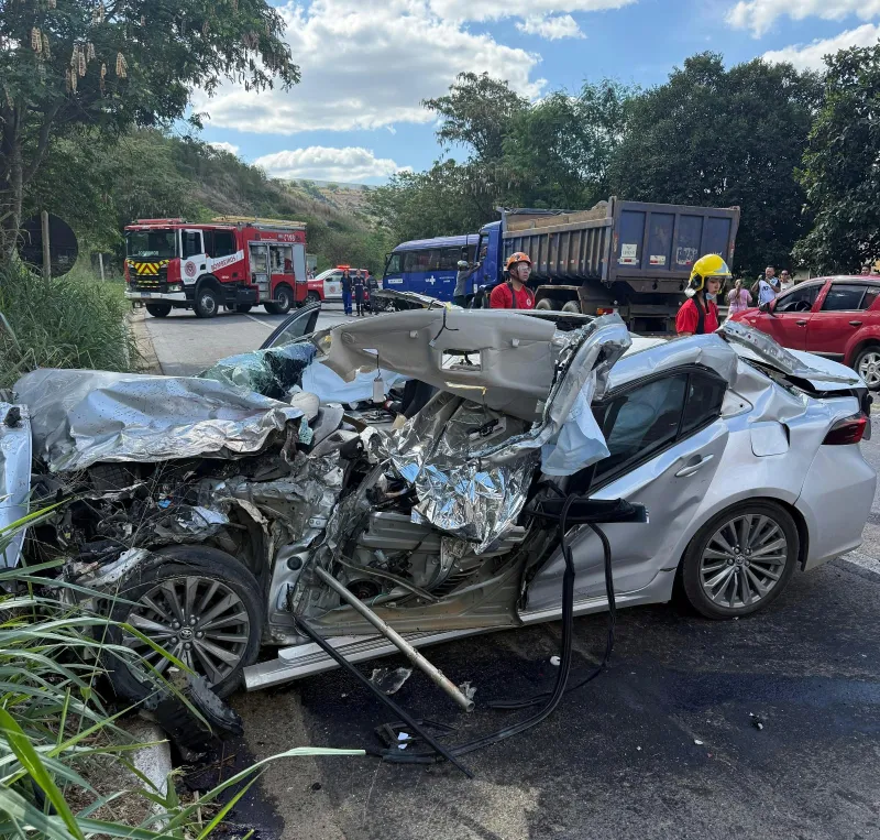 Vídeo: grave acidente entre Corolla e micro-ônibus deixa motorista morto em Colatina