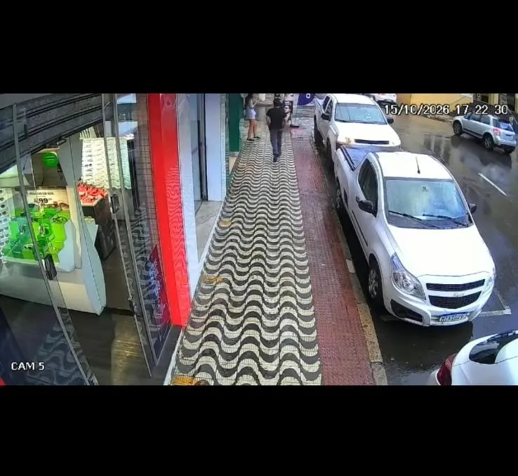 Mulher sofre importunação sexual em frente à Praça da Catedral, no Centro de Colatina; câmeras flagram ação