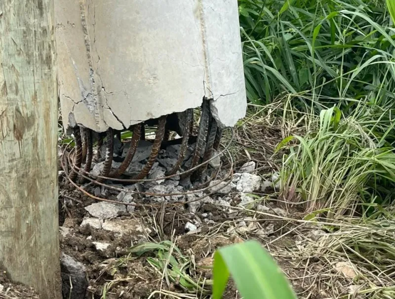 Poste quebrado há mais de 45 dias ameaça cair sobre a BR-259 em Baixo Guandu