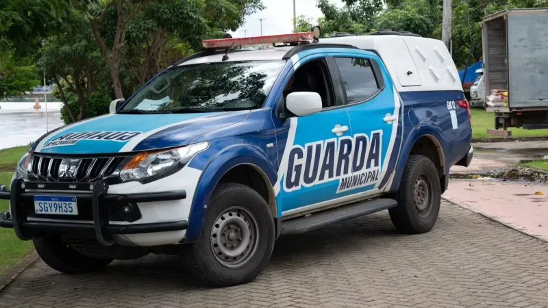 Homem suspeito de ameaçar mulher com faca avança contra guardas e é imobilizado com arma de choque em Colatina