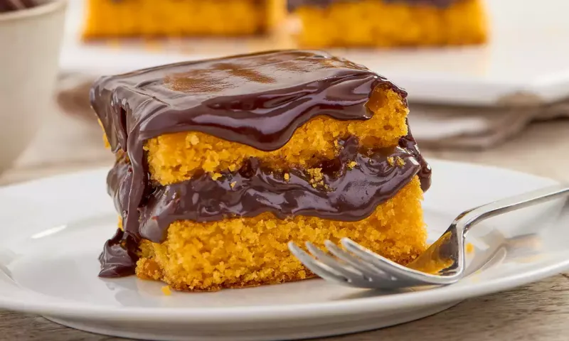 Bolo de cenoura fofinho com cobertura de chocolate: aprenda a receita perfeita para o café da tarde