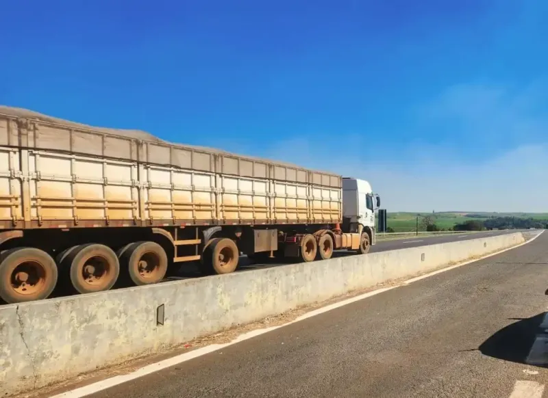 Eleições 2026: caminhões terão restrições nas BRs 101 e 259 neste domingo (25); veja horários