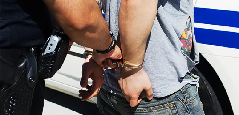 Homem procurado pela Justiça por roubo é preso dentro de ônibus no litoral do ES