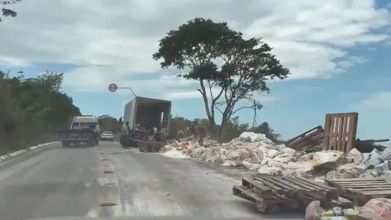 Carreta carregada de alimentos tomba e espalha mercadorias e deixa trânsito lento em Colatina