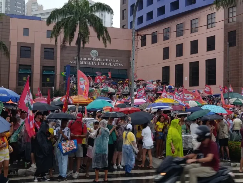 Mesmo debaixo de chuva, apoiadores de Lula fazem manifestação e ocupam avenida em Vitória
