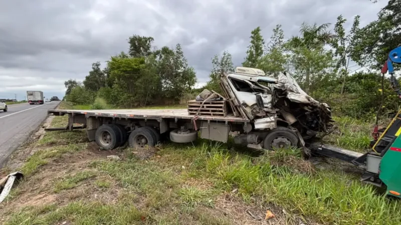 Acidente entre dois caminhões e um carro deixa dois feridos na BR-101, em Sooretama