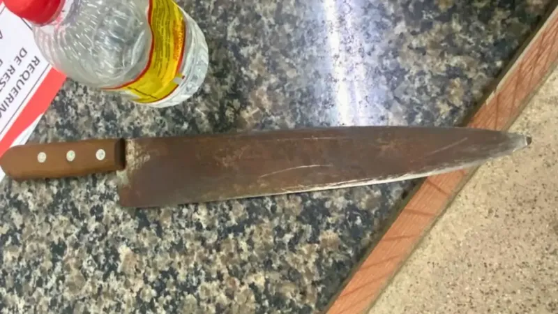 Homem ameaça pessoas com faca de 60 centímetros e avança contra investigador em Guarapari