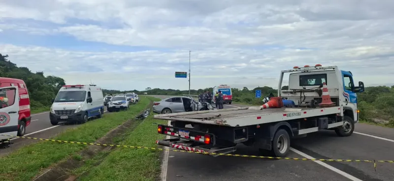 Mãe e filha de 7 anos morrem a caminho de tratamento médico em grave acidente na Rodovia do Sol