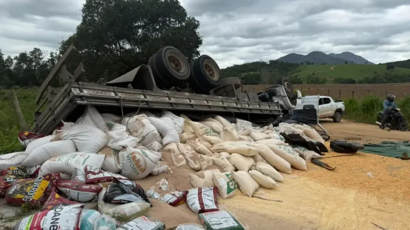 Carreta carregada de ração tomba em Aracruz e deixa três feridos; dois ficaram presos às ferragens